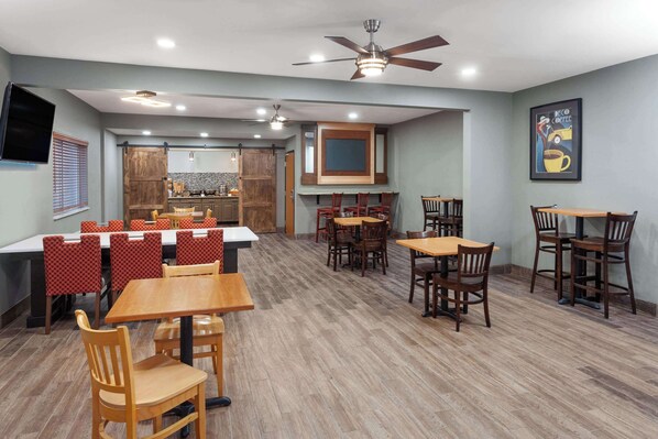 Breakfast area - AmericInn by Wyndham Hudson (Hudson)