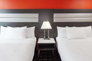 Escritorio, cortinas opacas, tabla de planchar con plancha y wifi gratis