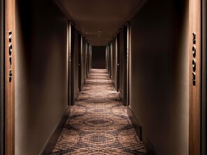 客房内保险箱、笔记本电脑工作区、遮光窗帘、熨斗/熨衣板