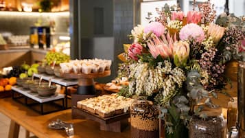 Tägliches Frühstücksbuffet gegen Gebühr