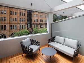 Chambre supérieure, 1 très grand lit, balcon | Coffre-fort, espace de travail pour ordinateurs portables