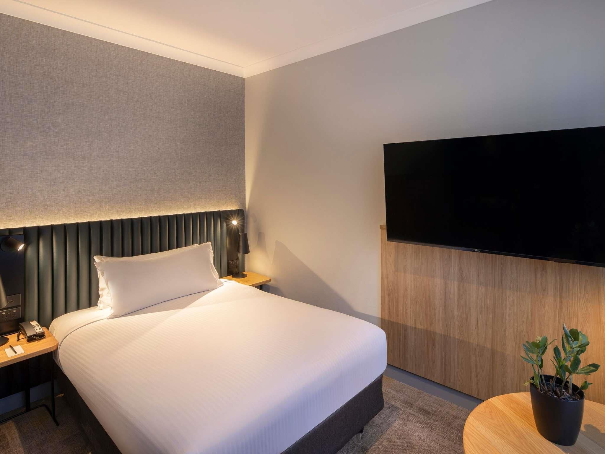 Accessible Double Room | Cofres nos quartos, espaço de trabalho para notebook, cortinas blackout