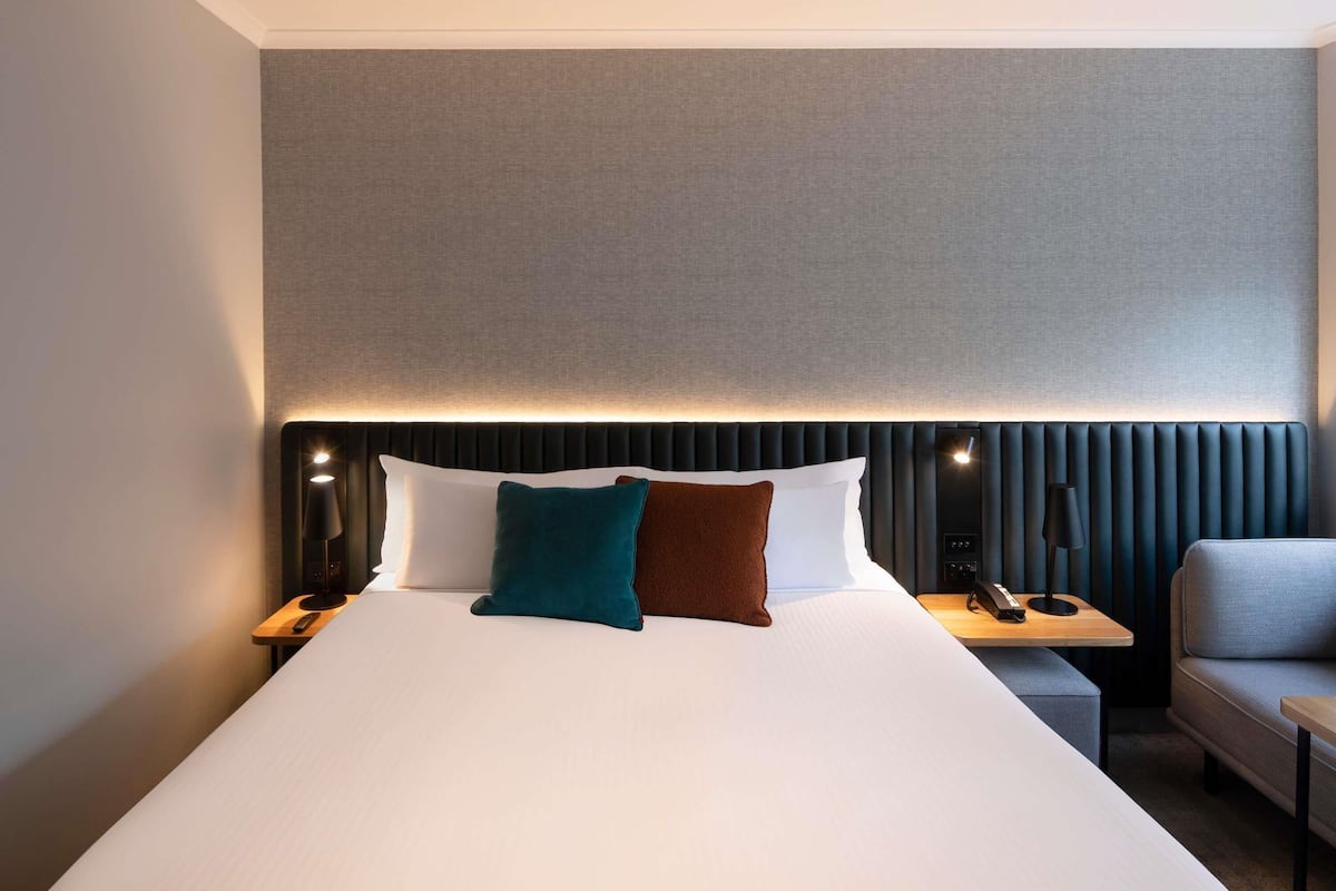 Peti besi dalam bilik, ruang kerja komputer riba