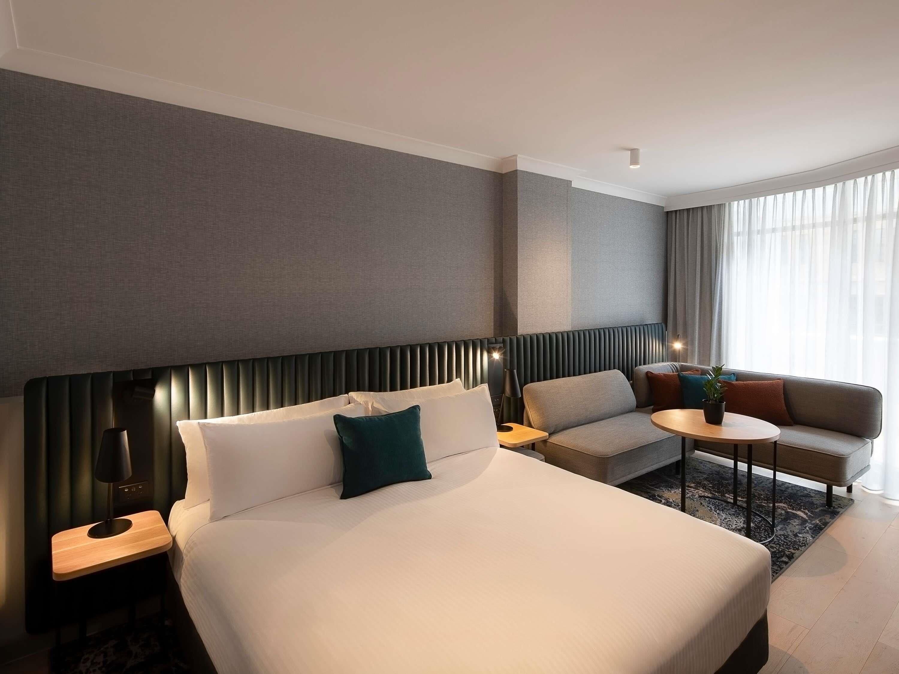 Superior-huone, 1 suuri parisänky, parveke | Tallelokero huoneessa, kannettavalle tietokoneelle sopiva työtila