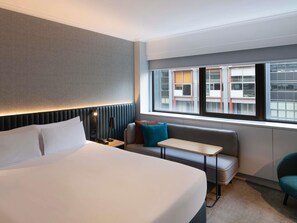 Quarto superior, 1 cama King | Cofres nos quartos, espaço de trabalho para notebook, cortinas blackout