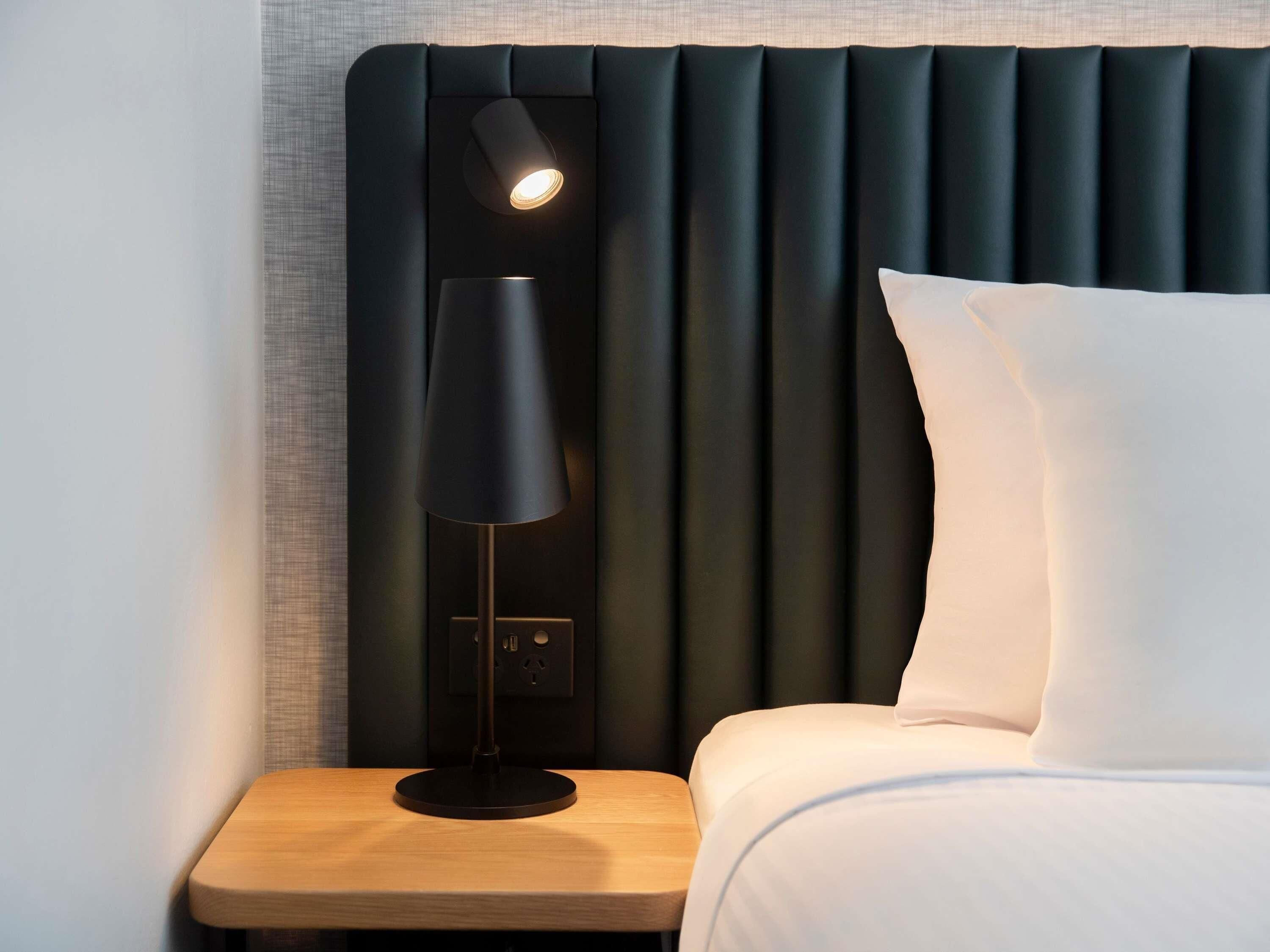 Caja de seguridad en la habitación y espacio para trabajar con laptop 