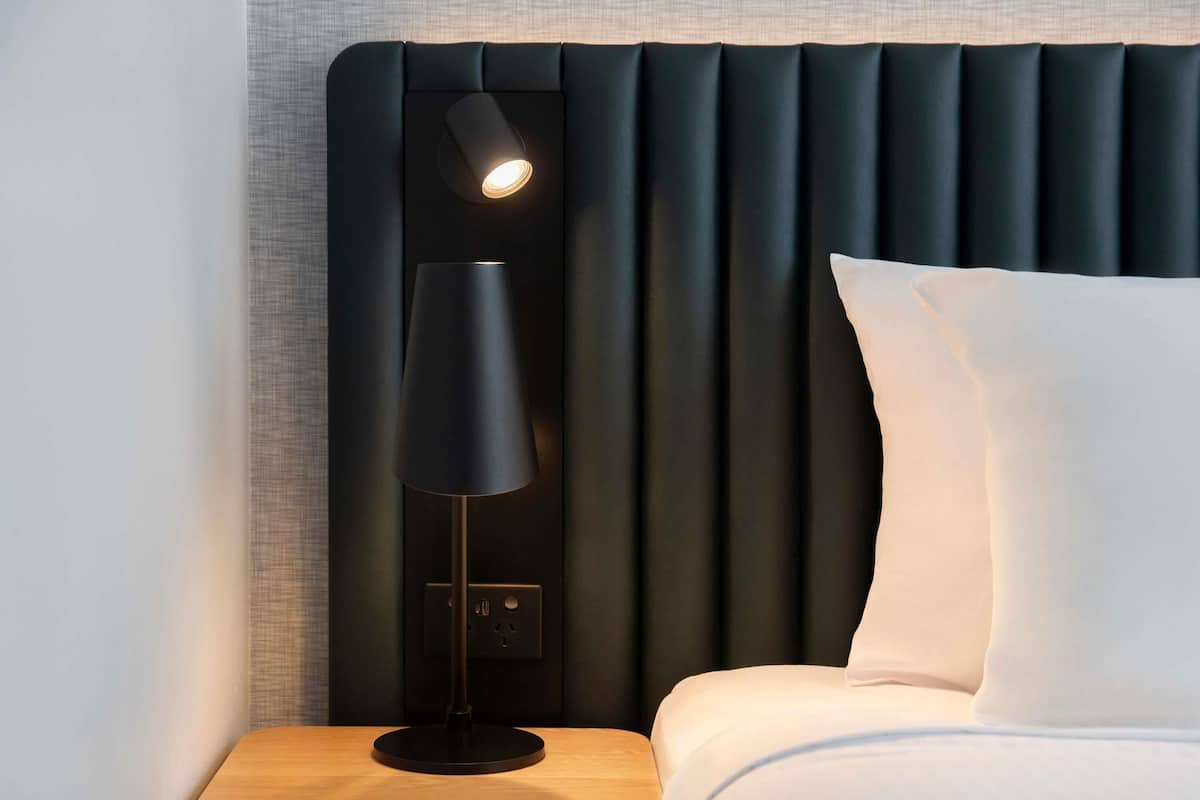 Caja de seguridad en la habitación y espacio para trabajar con laptop