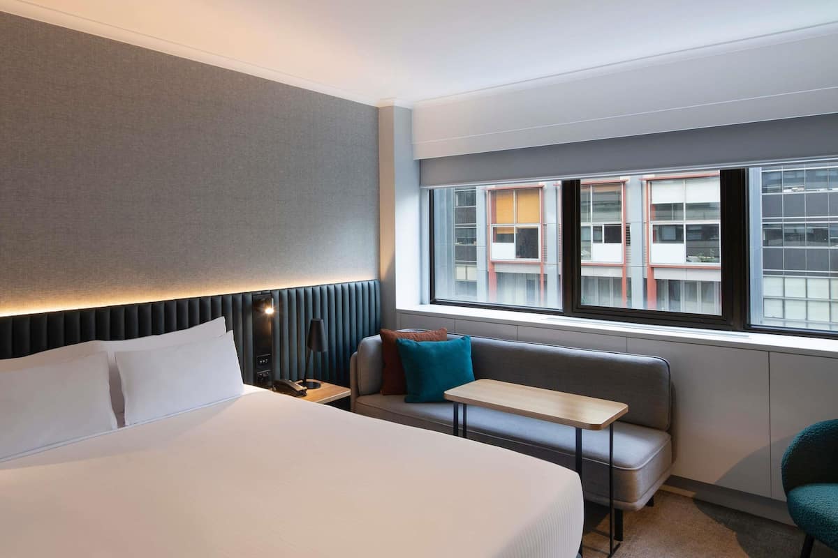 Superior Room, 1 Katil Raja (King) | Peti besi dalam bilik, ruang kerja komputer riba