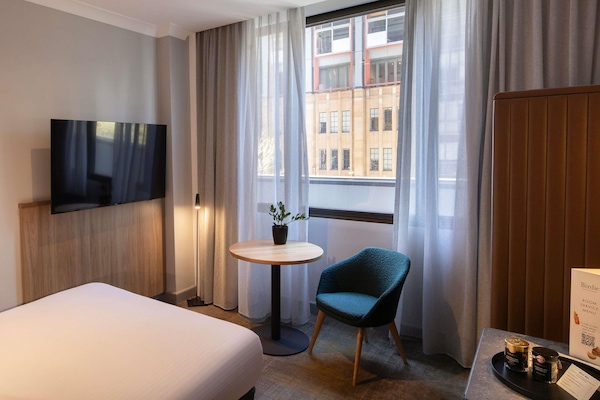 Accessible Double Room | Brankas, ruang kerja ramah laptop, dan tirai kedap cahaya