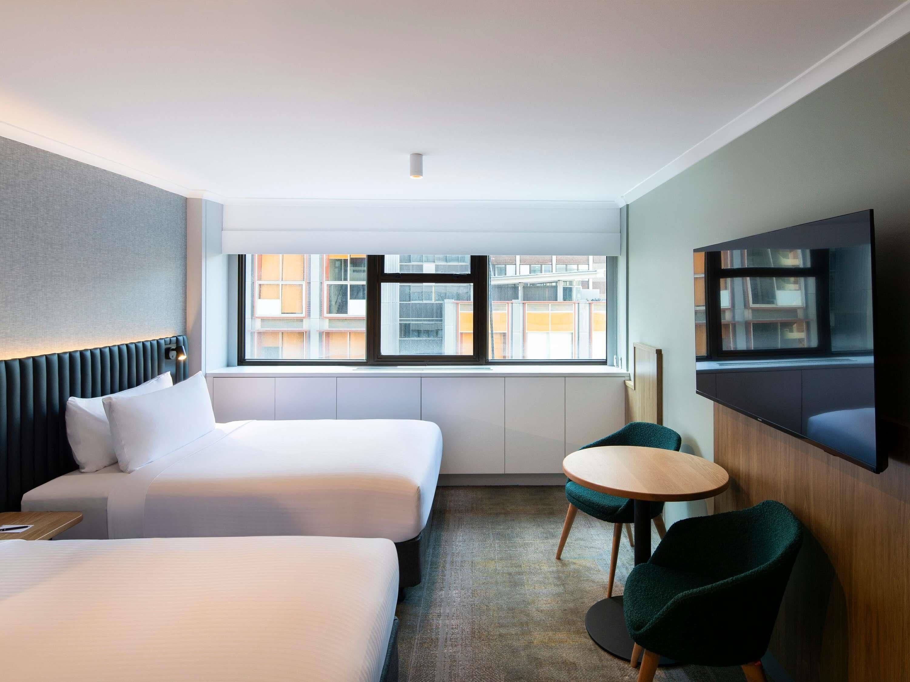 Tallelokero huoneessa, kannettavalle tietokoneelle sopiva työtila