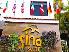 Un letrero de hotel con varias banderas, que indica una presencia internacional.