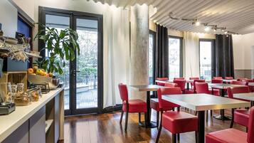 Petit déjeuner continental (19 EUR par personne)