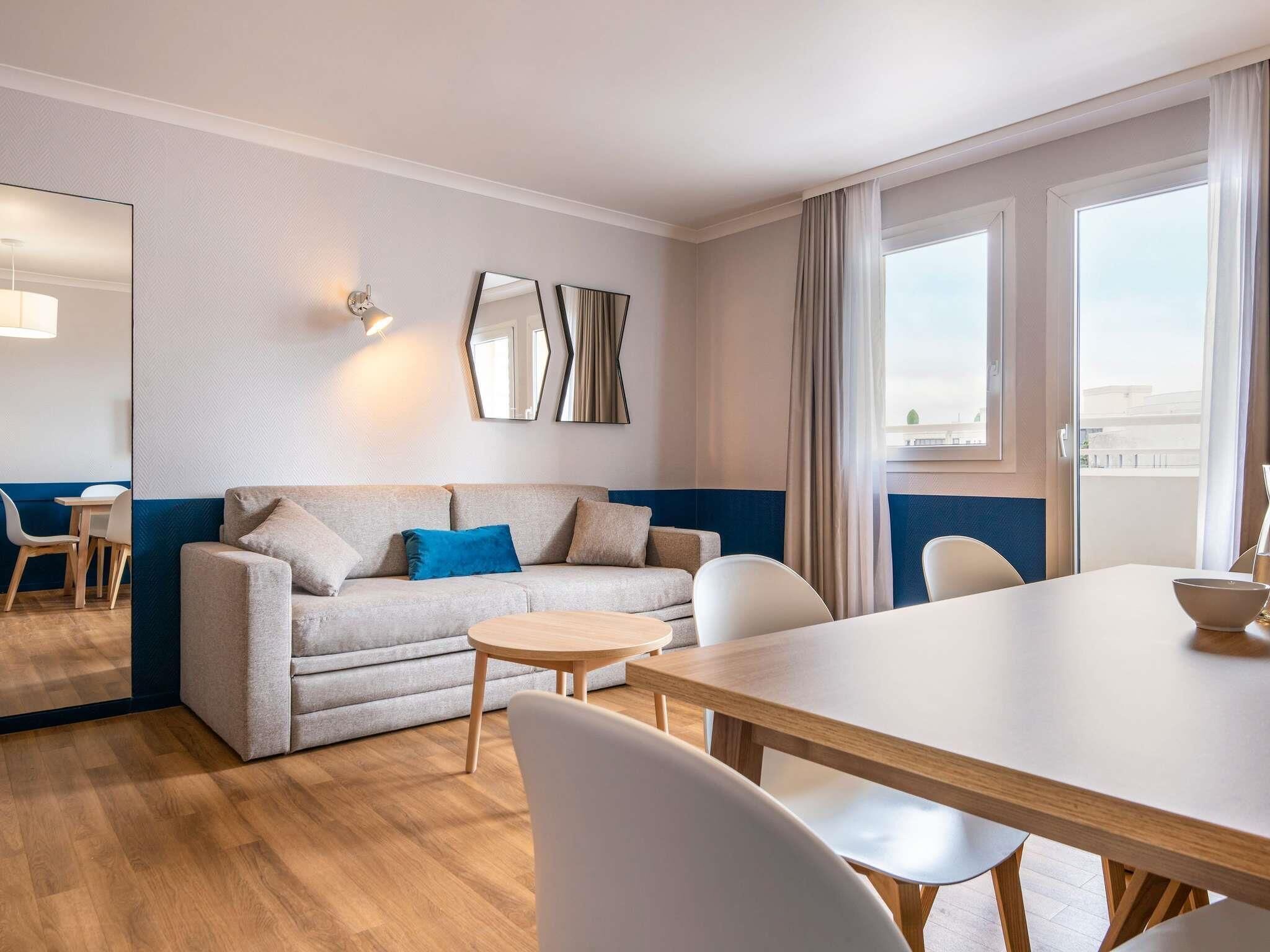 Apartamento, várias camas | Cofres nos quartos, escrivaninha, quartos à prova de som