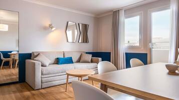 Apartamento, várias camas | Cofres nos quartos, escrivaninha, quartos à prova de som
