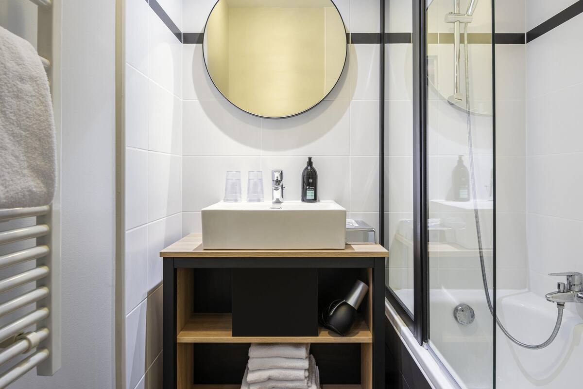 1 habitación, caja de seguridad en la habitación y escritorio
