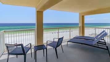 Premium bedding, in-room safe, laptop workspace, blackout curtains