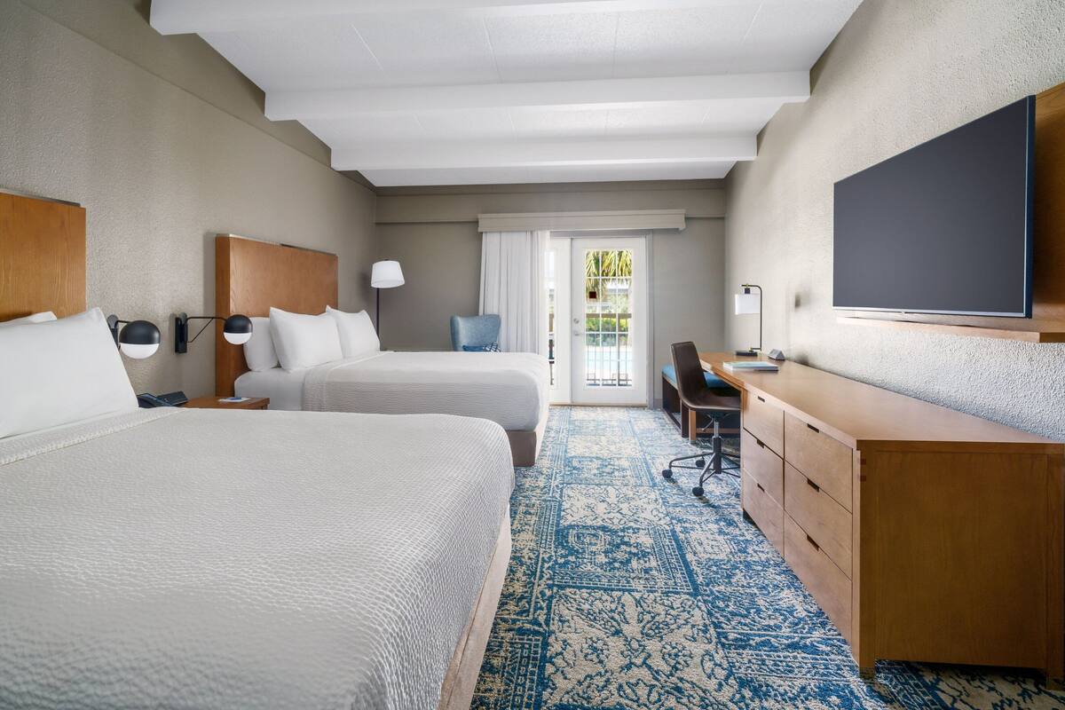 Kamer, 2 queensize bedden, balkon | Luxe beddengoed, een kluis op de kamer, een laptopwerkplek