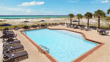 2 utendørsbassenger og solsenger