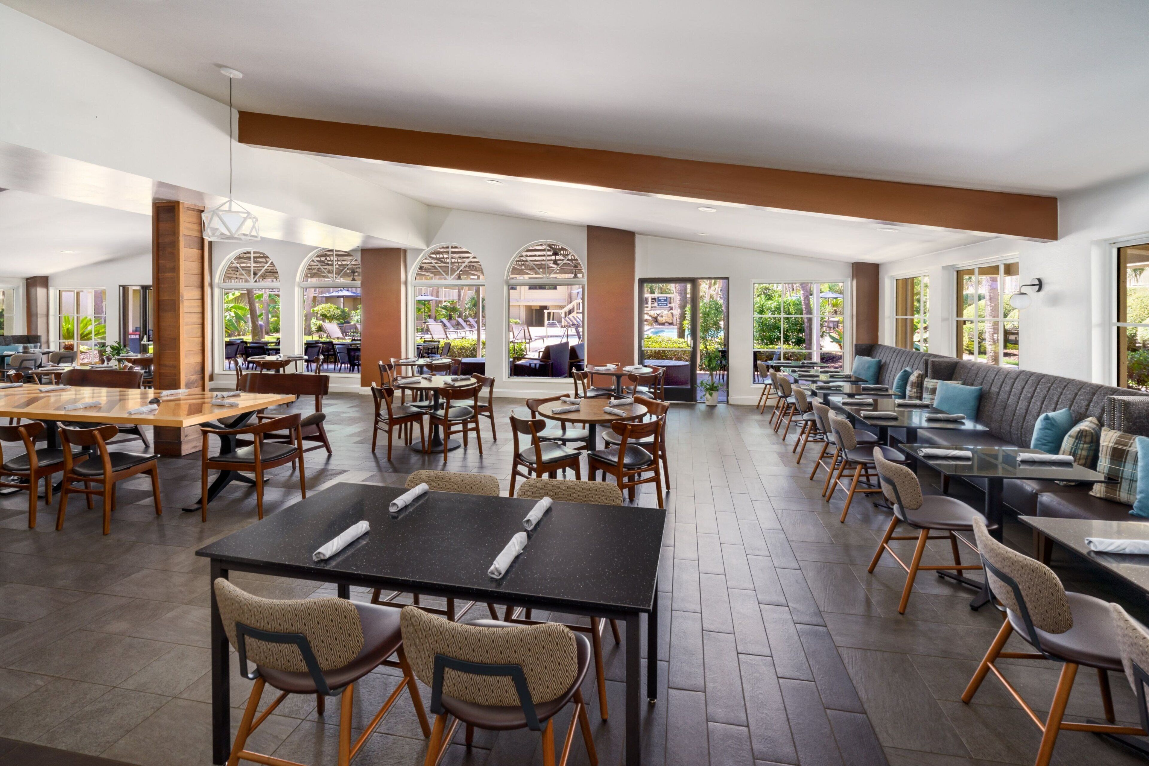 2 restaurants servant le petit déjeuner, le déjeuner et le dîner