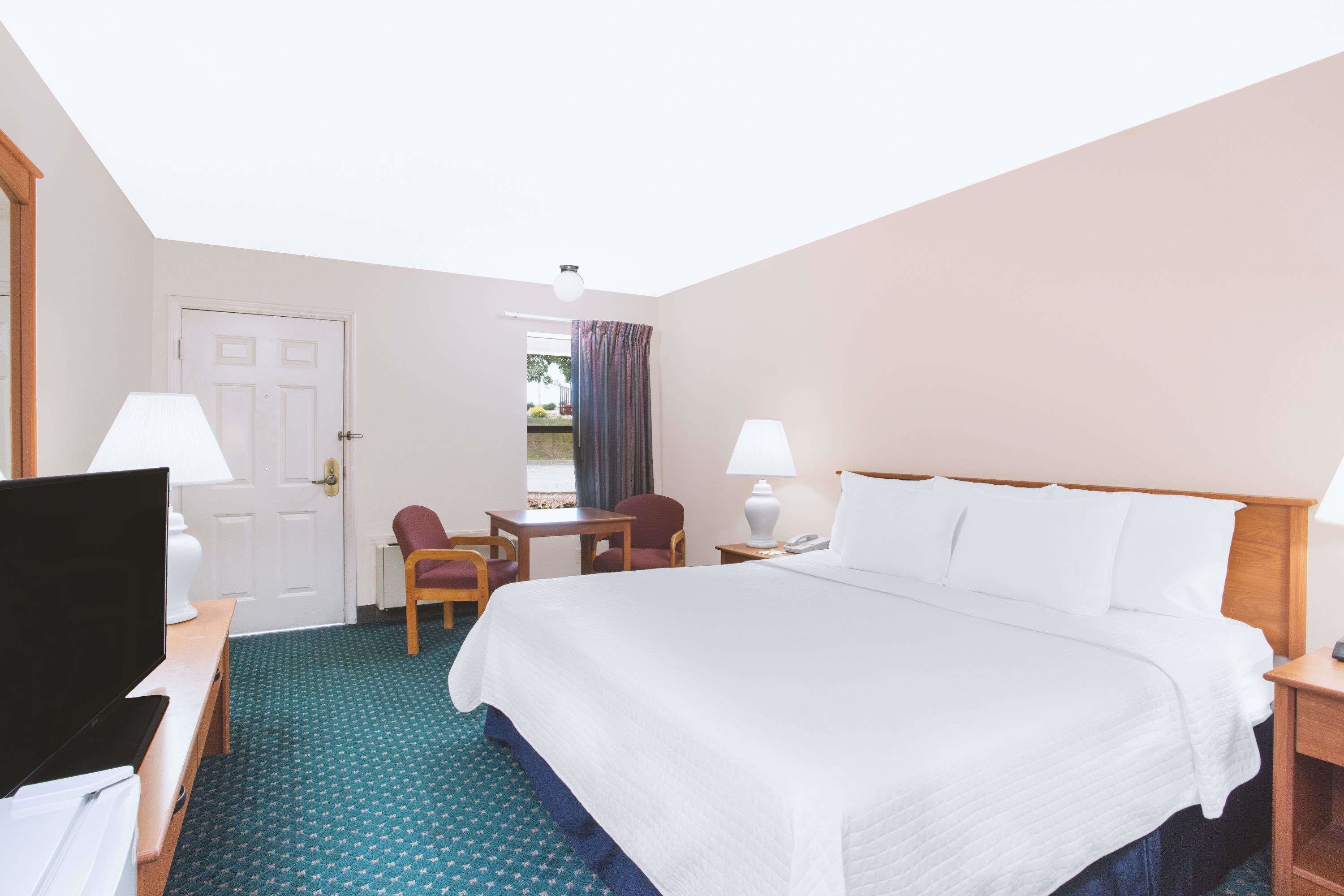 客房, 1 張特大雙人床, 無障礙, 非吸煙房 | 房內夾萬、書桌、熨斗/熨衫板、免費嬰兒床