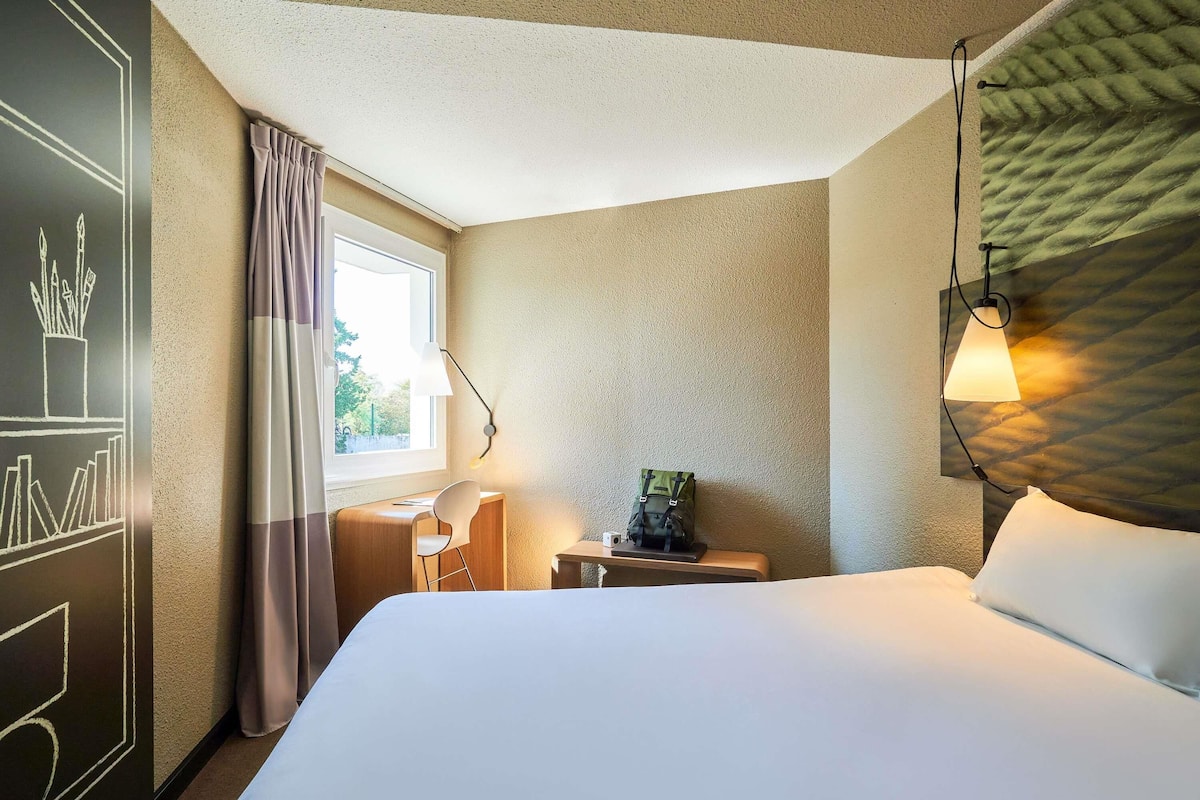 Premium bedding, in-room safe, desk, laptop workspace