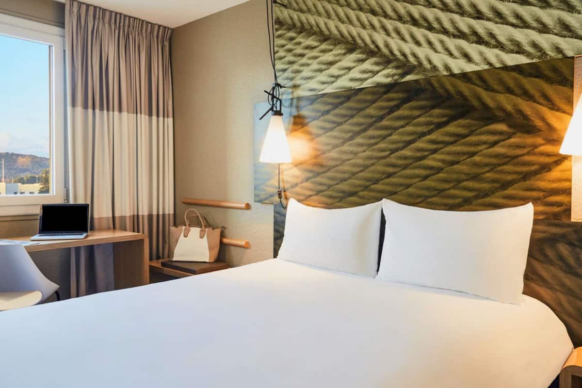 Standard Double Room, 1 Double Bed | Premium bedding, in-room safe, desk, laptop workspace
