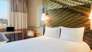 Habitación doble estándar, 1 cama matrimonial | Ropa de cama de alta calidad y caja de seguridad en la habitación