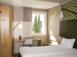 Standard Room, 2 Twin Beds | Premium bedding, in-room safe, desk, blackout drapes