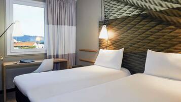 Habitación estándar doble, 1 cama doble con sofá cama | Ropa de cama de alta calidad, caja fuerte, escritorio y cortinas opacas