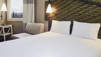 Kamar Double Standar, 1 Tempat Tidur Double dengan tempat tidur Sofa | Seprai premium, brankas, meja kerja, dan tirai kedap cahaya