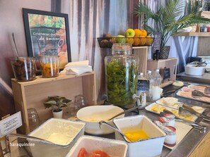 Se ofrece un desayuno bufé todos los días (13.00 EUR por persona)