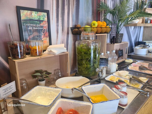 Desayuno buffet todos los días (EUR 13.00 por persona) 