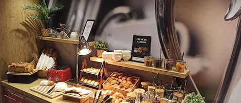 Petit déjeuner buffet servi les week-ends (13.00 EUR par personne)