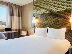 Standaard tweepersoonskamer, 1 tweepersoonsbed | Luxe beddengoed, een kluis op de kamer, een bureau, een laptopwerkplek