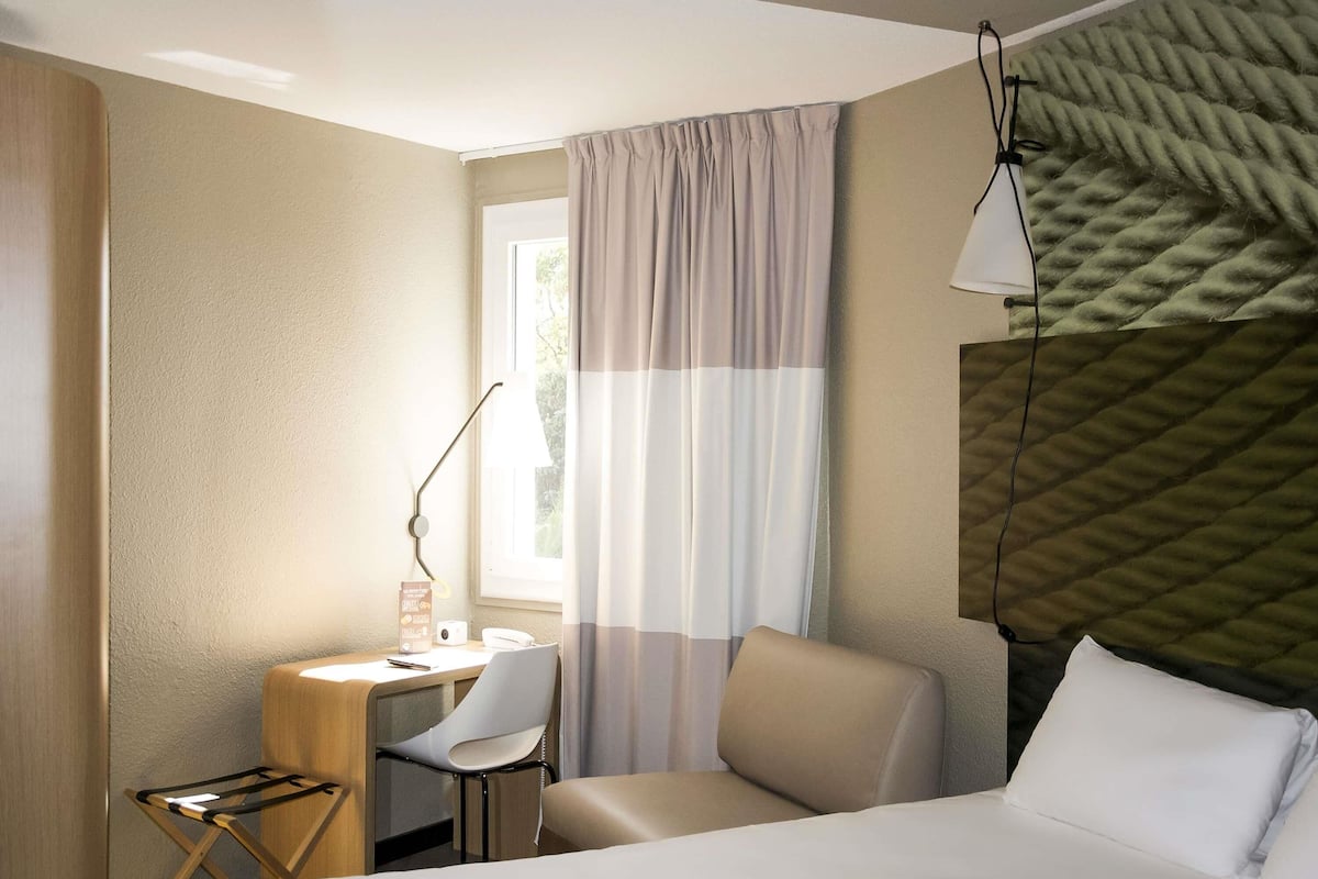 Standard Double Room, 1 Double Bed | Premium bedding, in-room safe, desk, laptop workspace