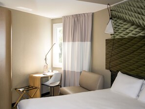 Standard Double Room, 1 Double Bed | Premium bedding, in-room safe, desk, laptop workspace - ibis Toulon La Seyne Sur Mer (La Seyne-sur-Mer)