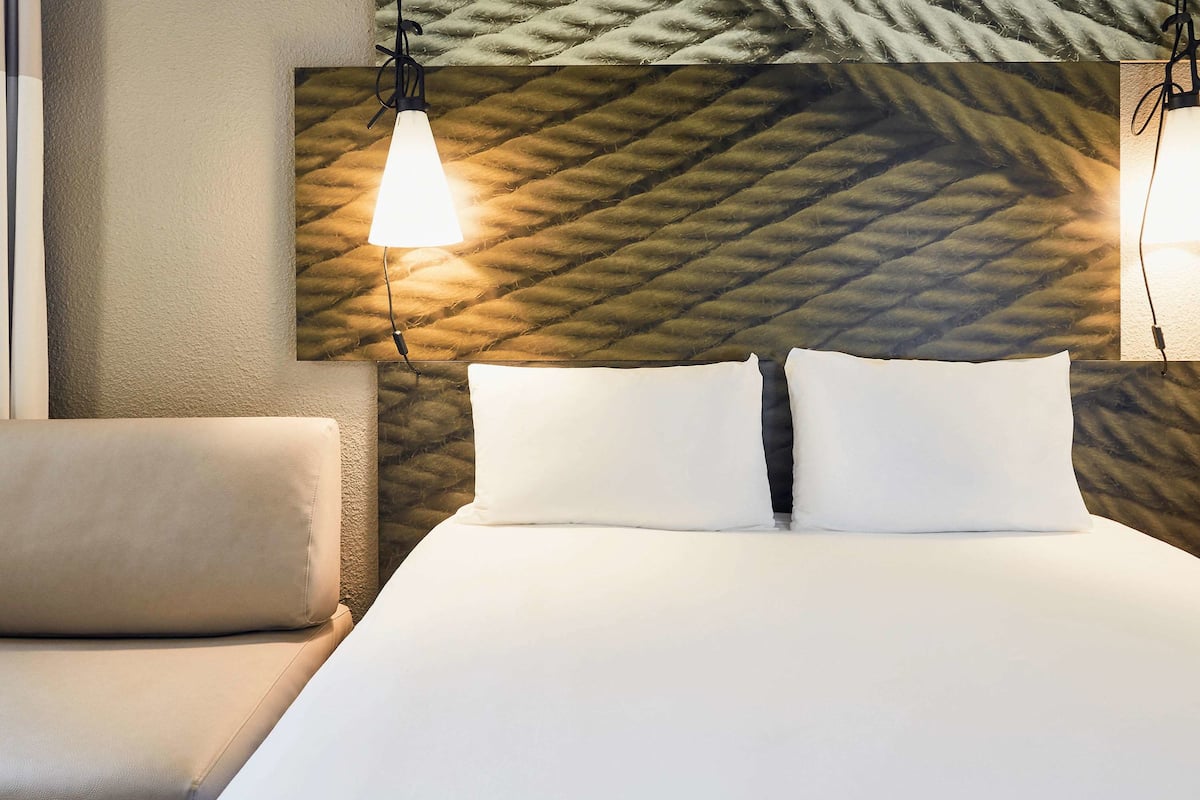 standard double room, 1 double bed | premium bedding, in-room safe, desk, blackout curtains