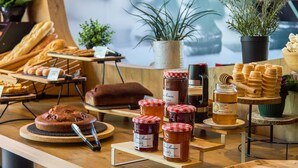 A bakery display with pastries, jars of preserves, and honey. - ibis Toulon La Seyne Sur Mer (La Seyne-sur-Mer)
