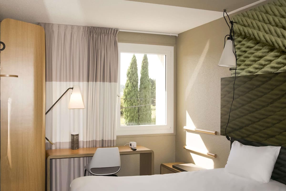 Standard Room, 2 Single Beds | Premium bedding, in-room safe, desk, laptop workspace