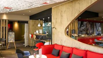 Colazione a buffet, servita nel weekend (13.00 EUR a persona)