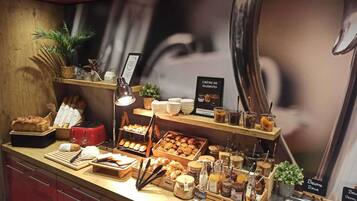 Frokostbuffé i helgene (EUR 13.00 per person)