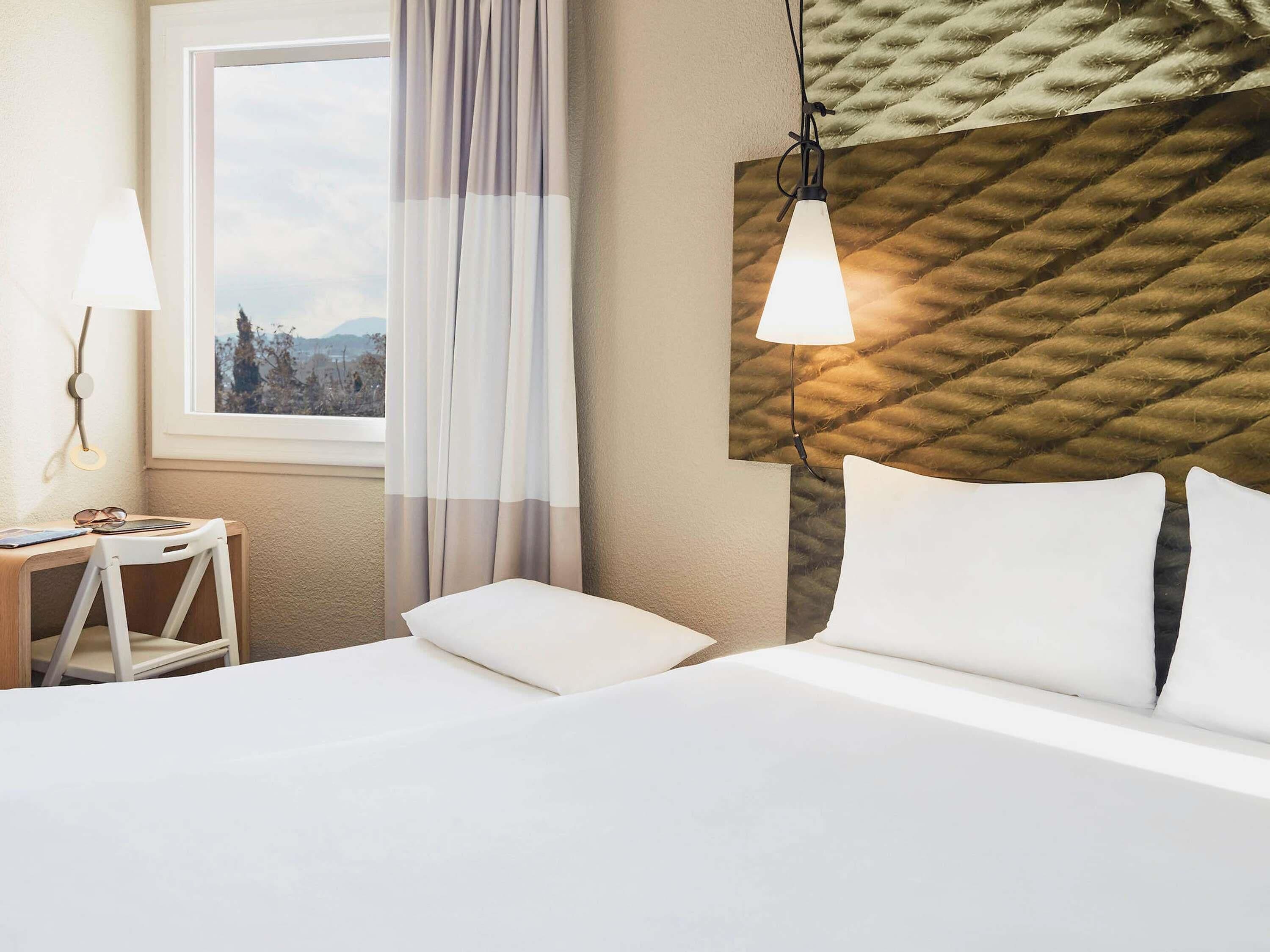 Ropa de cama de alta calidad y caja de seguridad en la habitación 