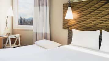 Ropa de cama de alta calidad y caja de seguridad en la habitación