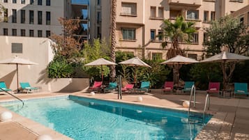 Piscine extérieure en saison, accès possible de 9 h à 20 h, parasols