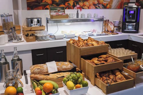 Se ofrece un desayuno bufé todos los días (por un coste adicional)