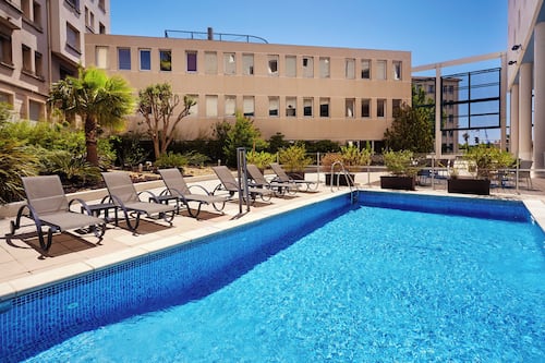 Una piscina al aire libre de temporada (de 09:00 a 20:00), sombrillas