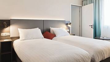 객실 내 금고, 책상, 암막 커튼, 방음 설비