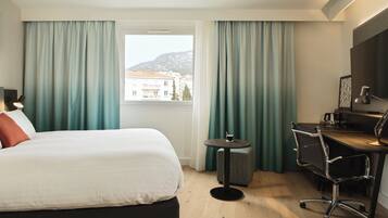 Zimmersafe, Schreibtisch, Verdunkelungsvorhänge, schallisolierte Zimmer