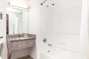 Amenidades de baño gratuitas, secadora de cabello, toallas 