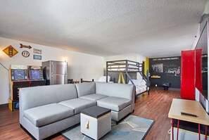 Escritorio, tabla de planchar con plancha y camas plegables/adicionales 